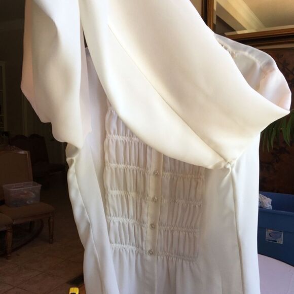 BEAUTIFUL BLOUSE w Elastic Ruffled Cuffs - Picture 3 of 8